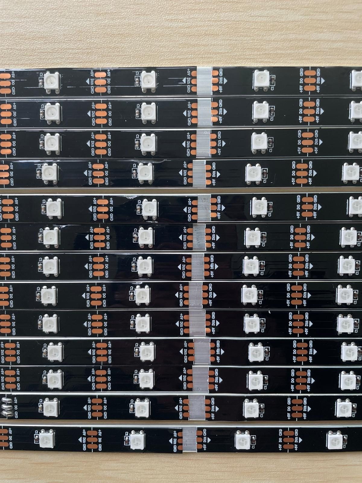 Stukken ledstrip naast elkaar, met om de paar centimeter een led.