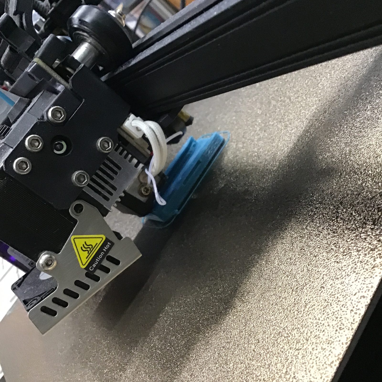 De printer aan het werk aan een bodemplaat.
