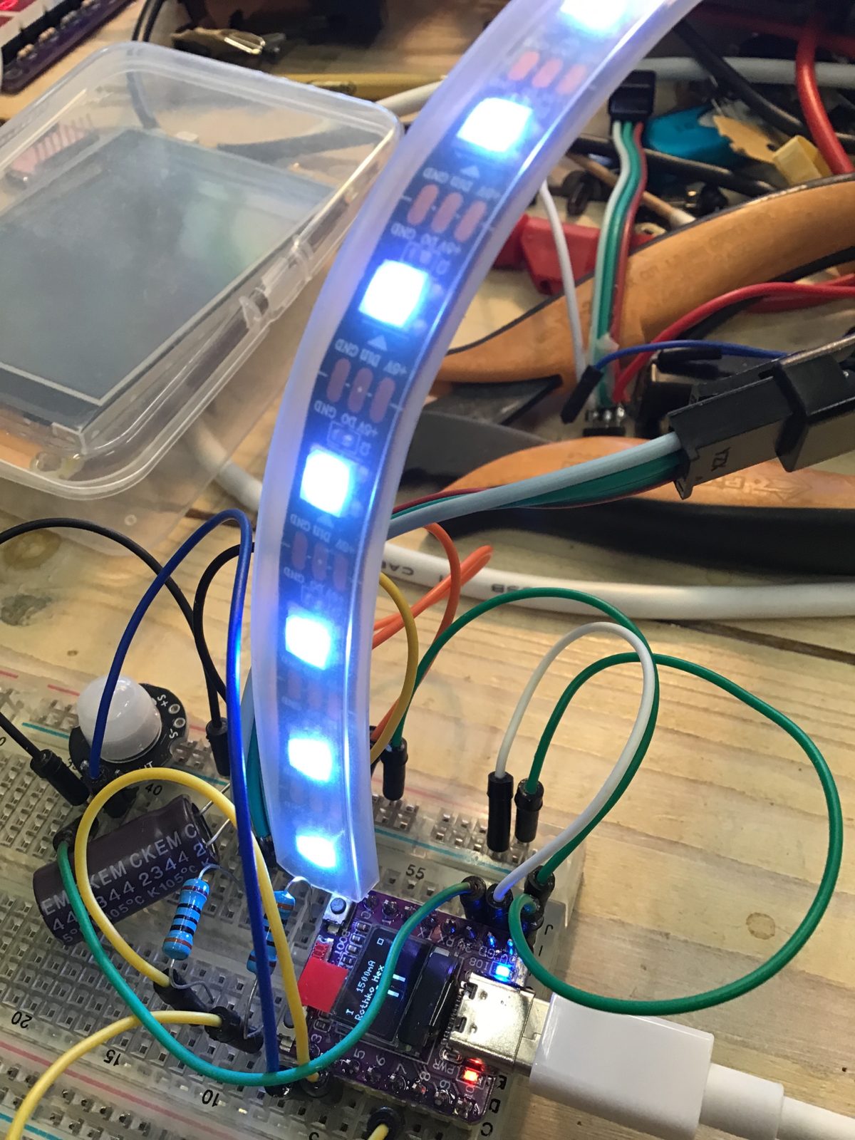 De testopstelling met een stuk ledstrip erop aangesloten.